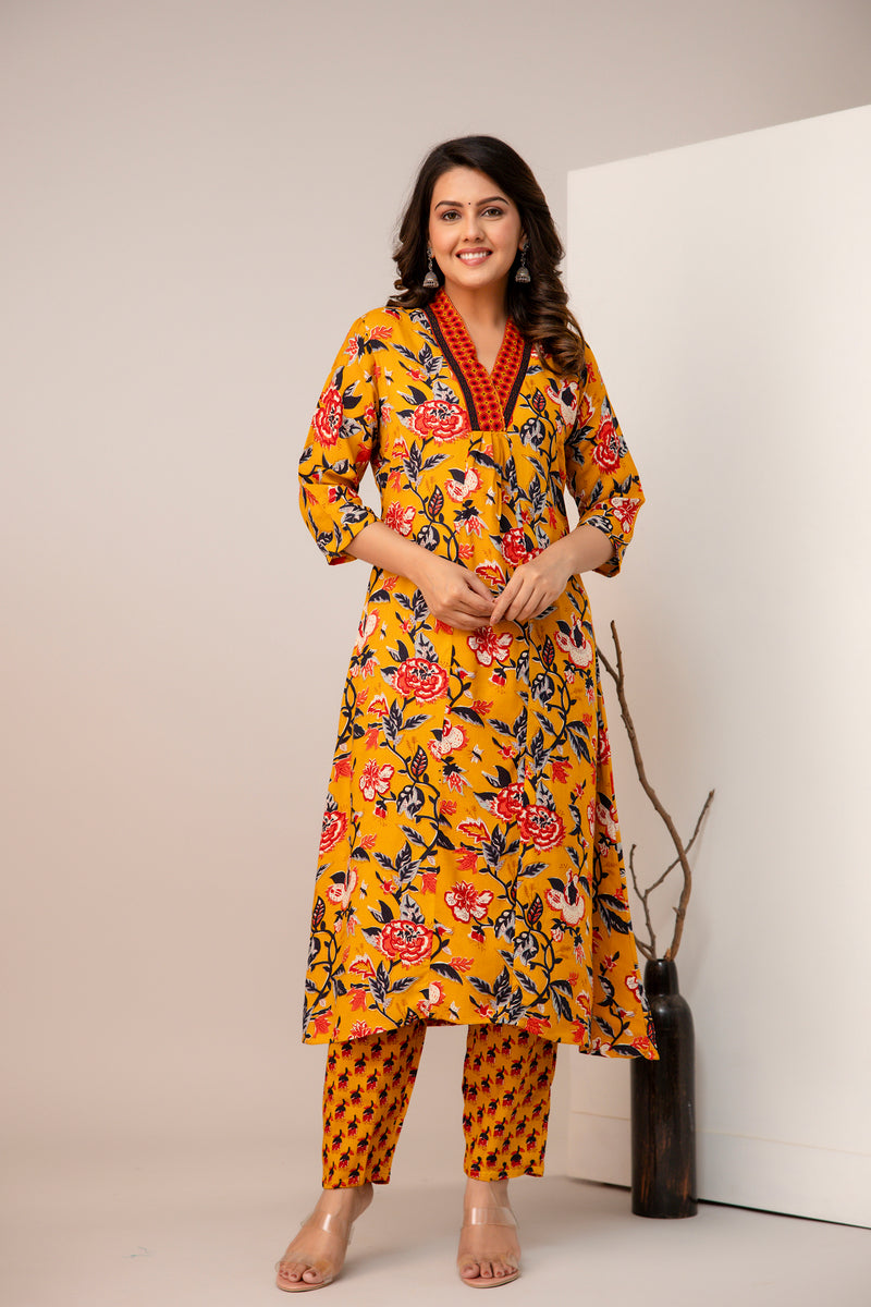 Women Floral Print Straight Kurta Set